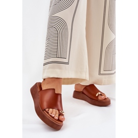 Ženski klip na platformi i niski klin s detaljnim dekorativnim devama smeđa 2