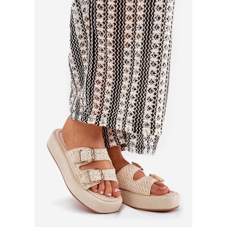 Ženski klip na platformi s kopčama i bež pletenicama 1