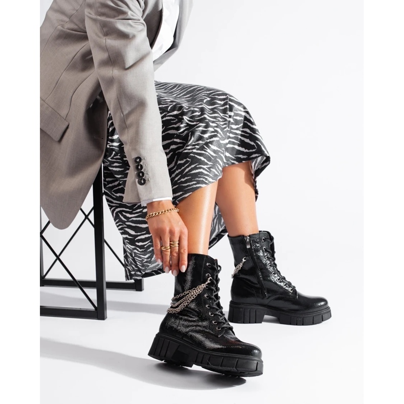 Crne čizme s lancima iz Sokolskog crna 1