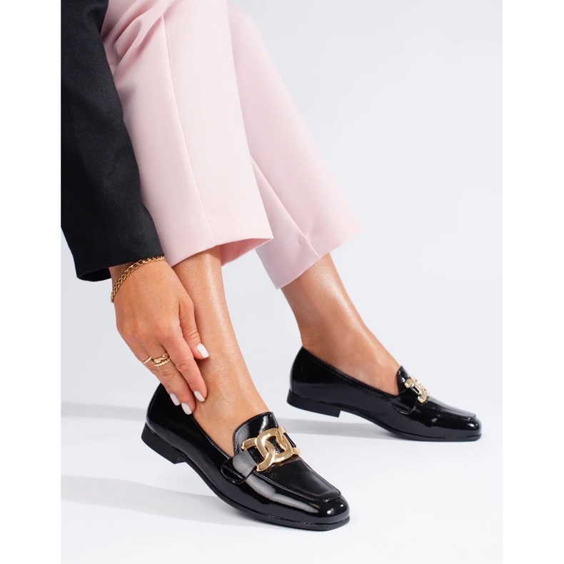 Ženske lakirane crne cipele s lancem Shelovet crna 1