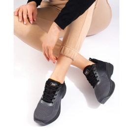 Crne i sive ženske sportske cipele iz DK crna 2