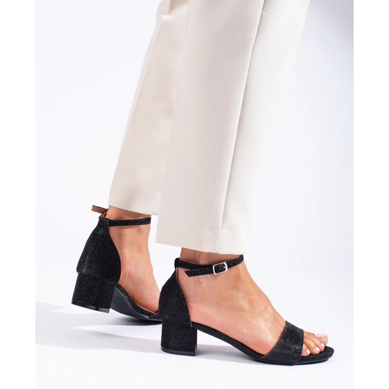 Elegantne sandale od brokata s niskom petom Shelovet crne boje crna 1