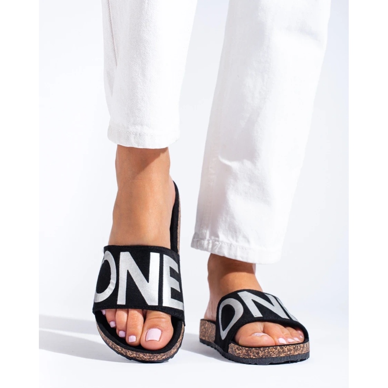 Crne japanke sa srebrnim slovima na kapi iz Sheloveta crno 2