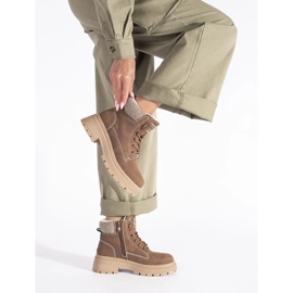 Smeđe izolirane ženske čizme smeđa 1