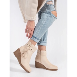 Svijetlo bež ženske čizme na wedges s resama od brušene kože 2