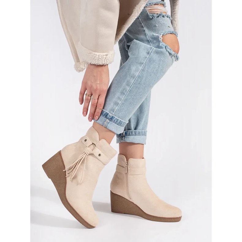 Svijetlo bež ženske čizme na wedges s resama od brušene kože 2