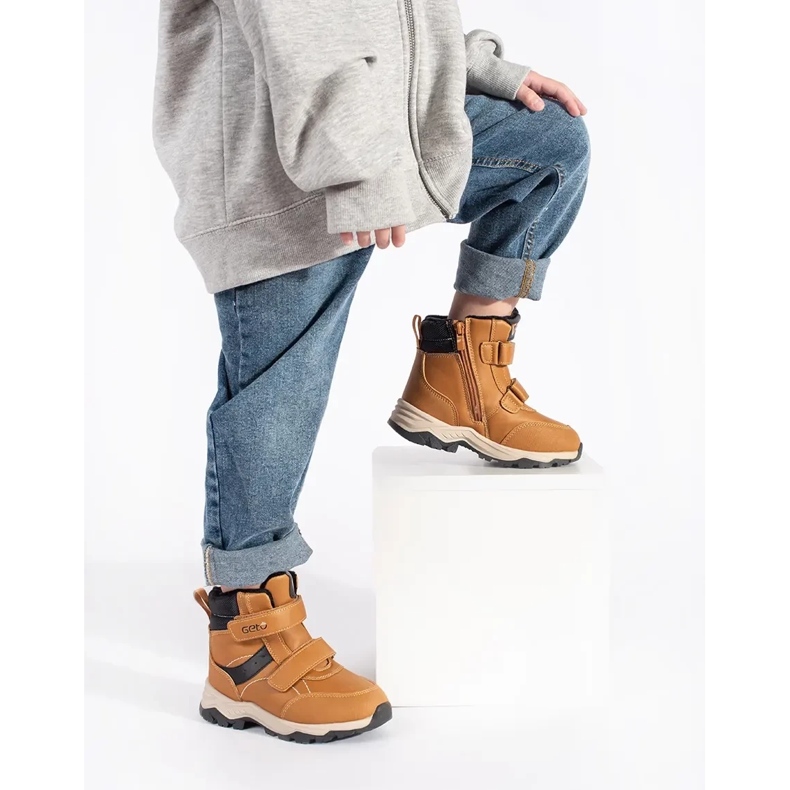 Izolirane dječačke gležnjače s čičkom smeđa 1