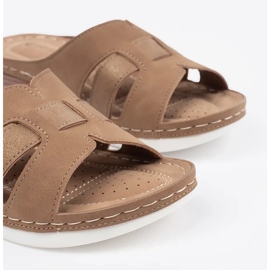 Udobne papuče na niskim bež klinovima 1