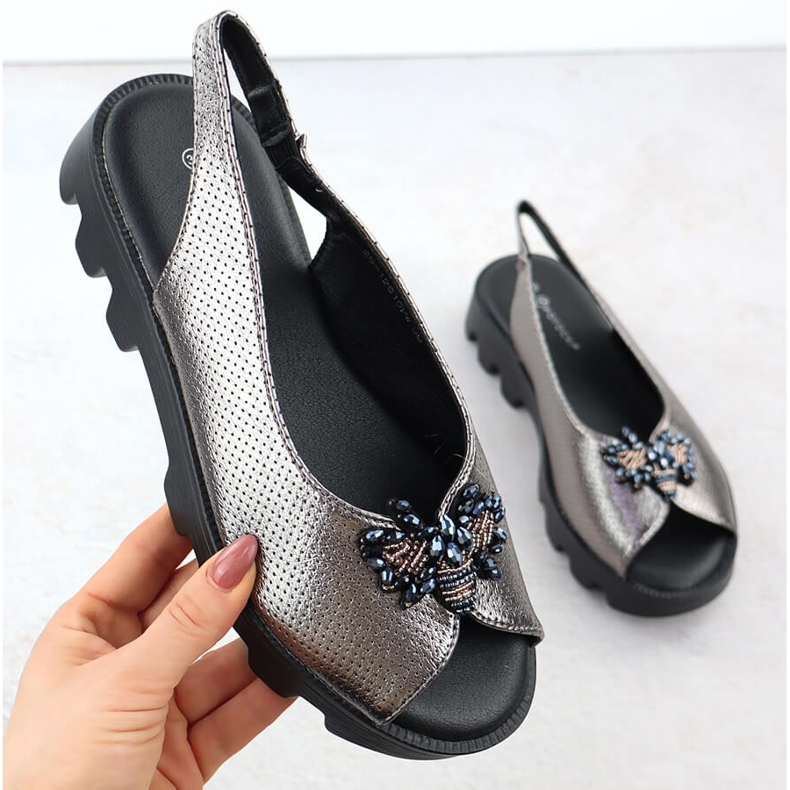 Ženske sandale na platformi perforirani metalni srebrni Potocki SZ12610 srebro 1