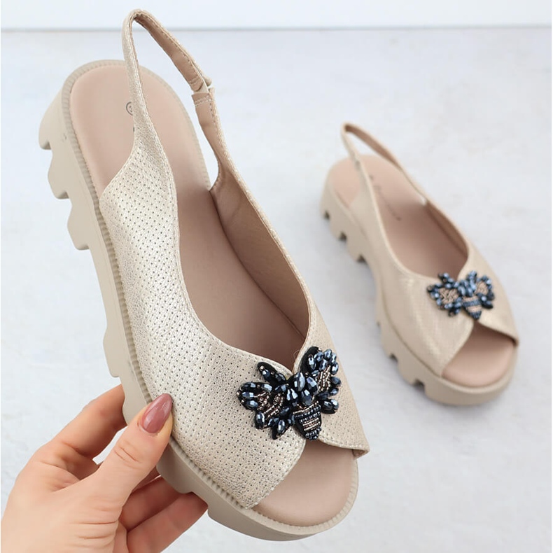 Ženske sandale na platformi perforirale su metalik zlatni Potocki SZ12610 zlatna 1