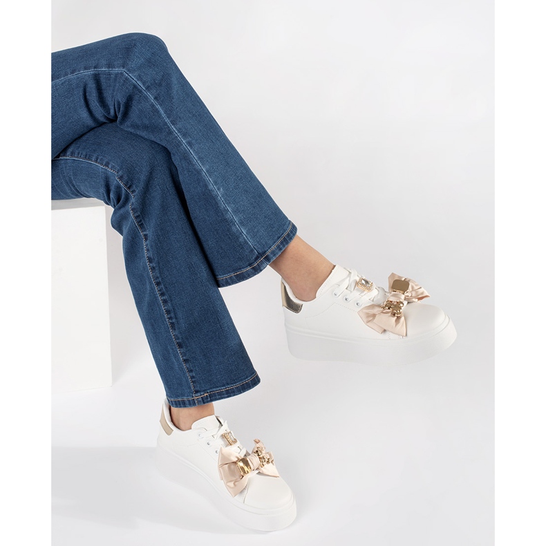 Bijele i zlatne tenisice sa zlatnim dodacima bijela 1