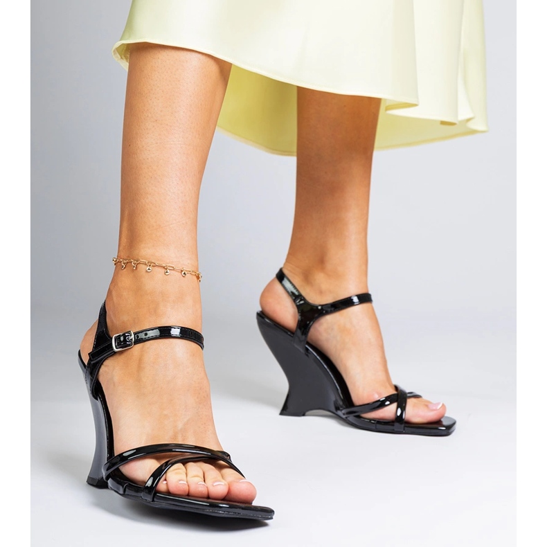 Crne lakirane sandale za ženske klinove crna 1