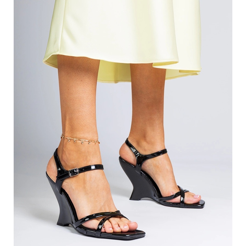 Crne lakirane sandale za ženske klinove crno 2