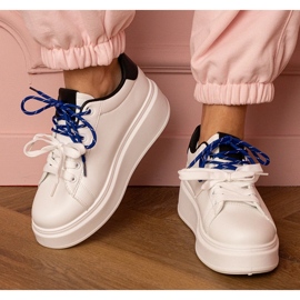 Bijele sportske tenisice na platformi bijela 1