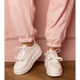 Bijele i srebrne sportske tenisice na platformi bijela 1