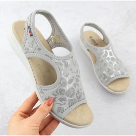 Ženske sandale na osipu fleksibilne s cvijećem siva Unisoft 7196 1