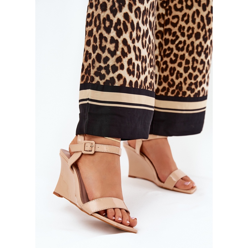 Oslikane ženske sandale za gole klinove bež 2