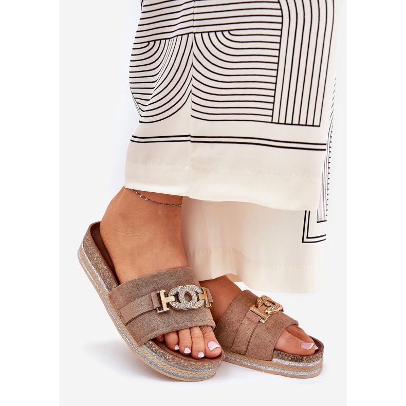 Ženske papuče sa zlatnim detaljima na platformi s kakijem sjajem bež 1