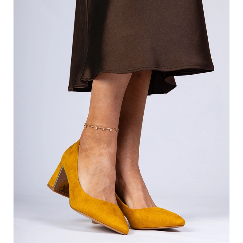 Žute pumpe na elegantno uređenom postu žuta boja 2