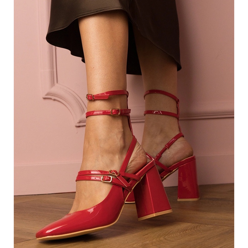 Crvene pumpe lakirane na posta crvena 1