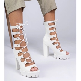 Bijele čizme na visokom stupu s izrezima bijela 1