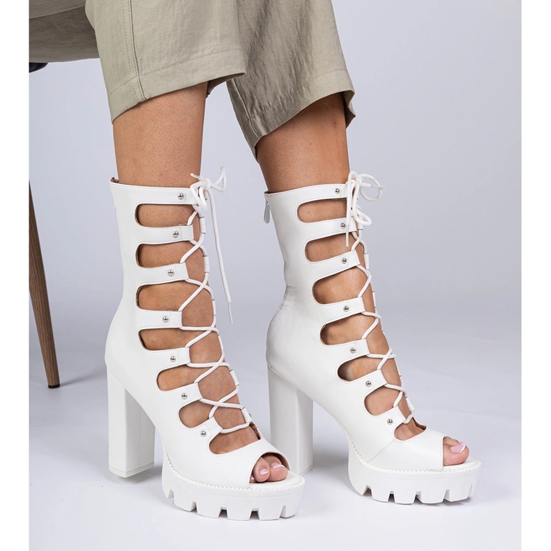 Bijele čizme na visokom stupu s izrezima bijela 2