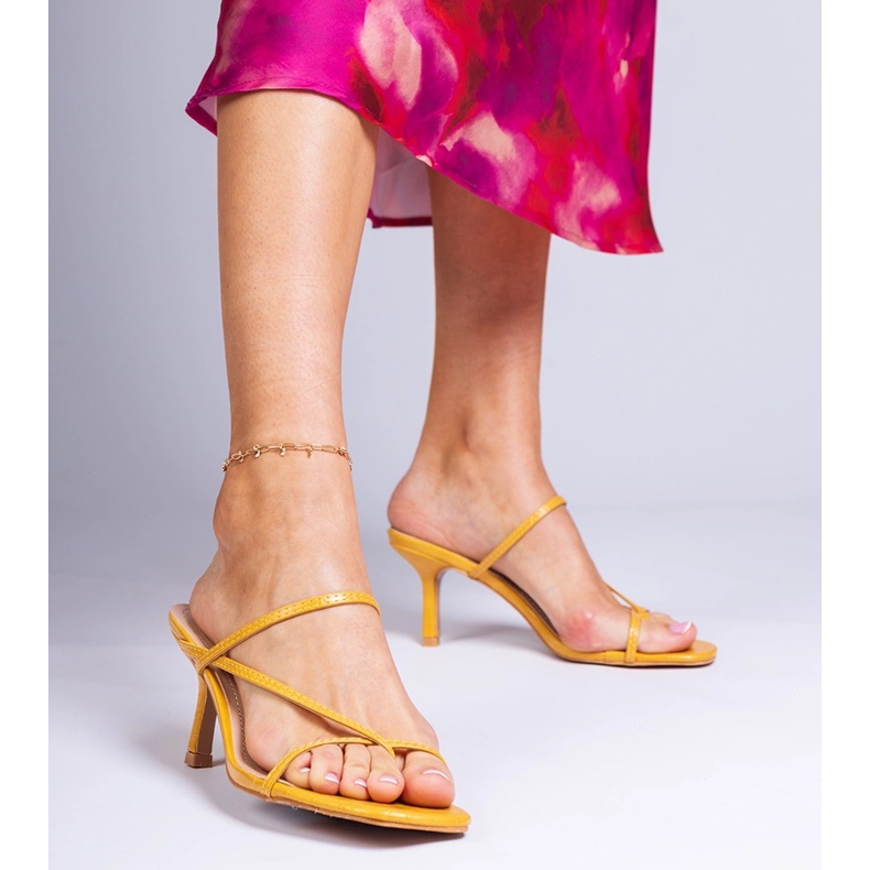 Žuti elegantni jastuci na visokoj peti žuta boja 1