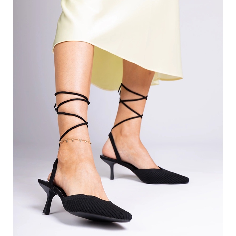 Crni materijal pumpa na visokoj peti s otvorenom crno 1