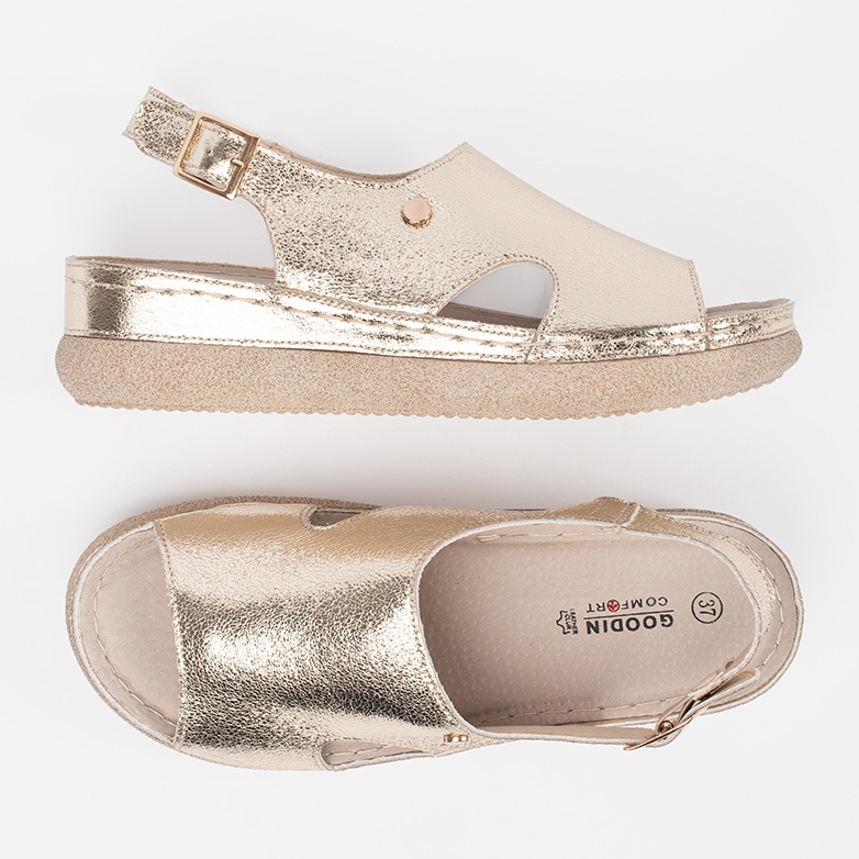 Goodin Zlatne ravne sandale s kopčom zlatni 1