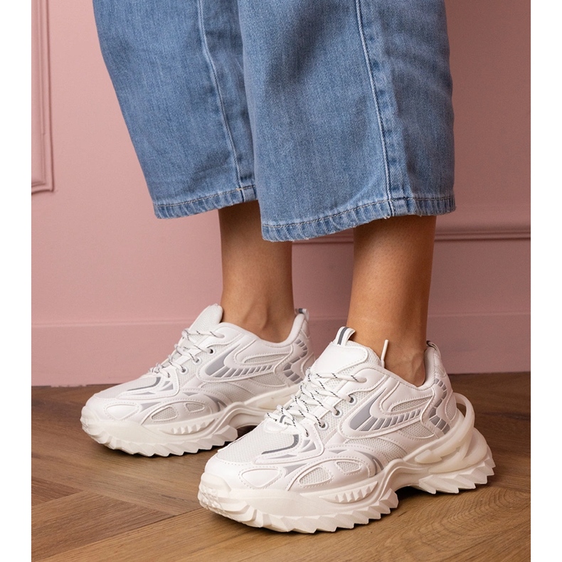 Bijele sportske tenisice na elegantnom potplatu bijela 1