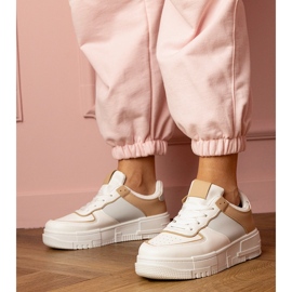 Bijele i bež sportske tenisice na platfotm 1