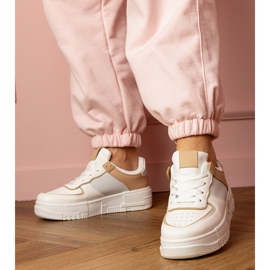 Bijele i bež sportske tenisice na platfotm 2