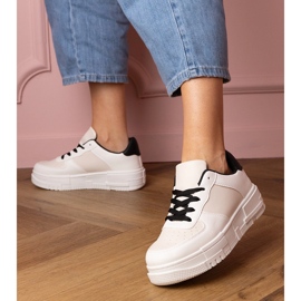 Bež sportske tenisice na platfotm 1