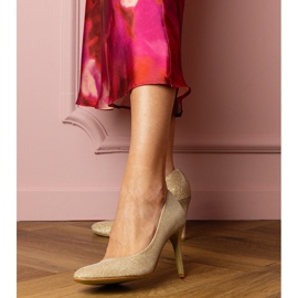 Zlatne pumpe na brodajskom završetku zlatni 1