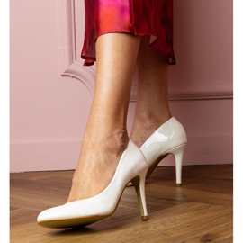 Bijele klasične pumpe lakirane na pin bijela 1