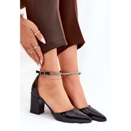 Oslikane pumpe s šiljastim nožnim prstima na crnoj posta 2