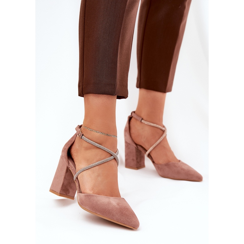 Pumpe s šiljastim nožnim prstima i ukrašene pruge na tamnoj postaji bež 2