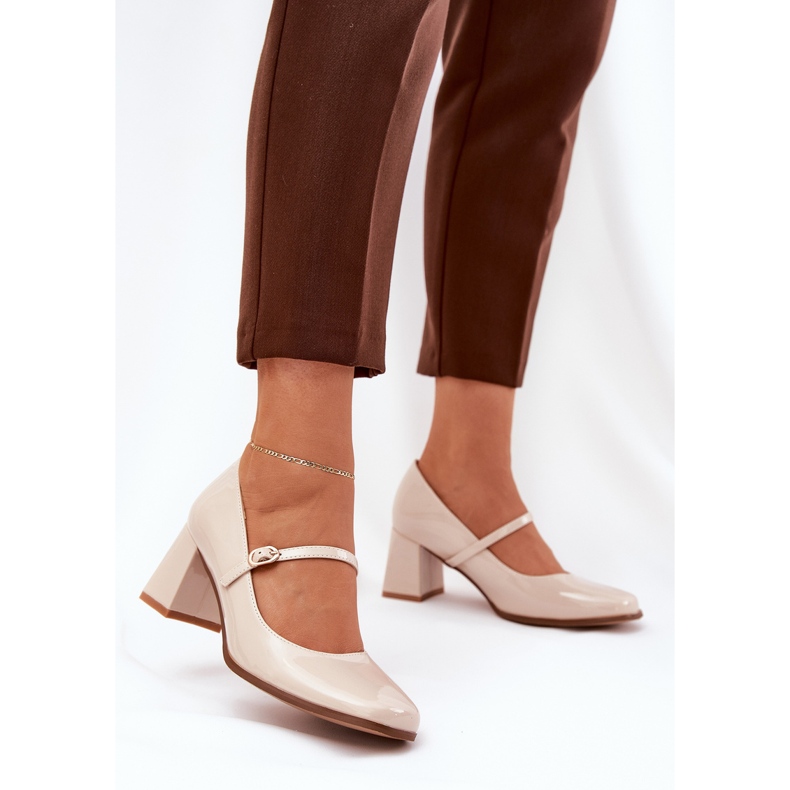 Oslikane pumpe na posta s remenom i kopčama bež 2