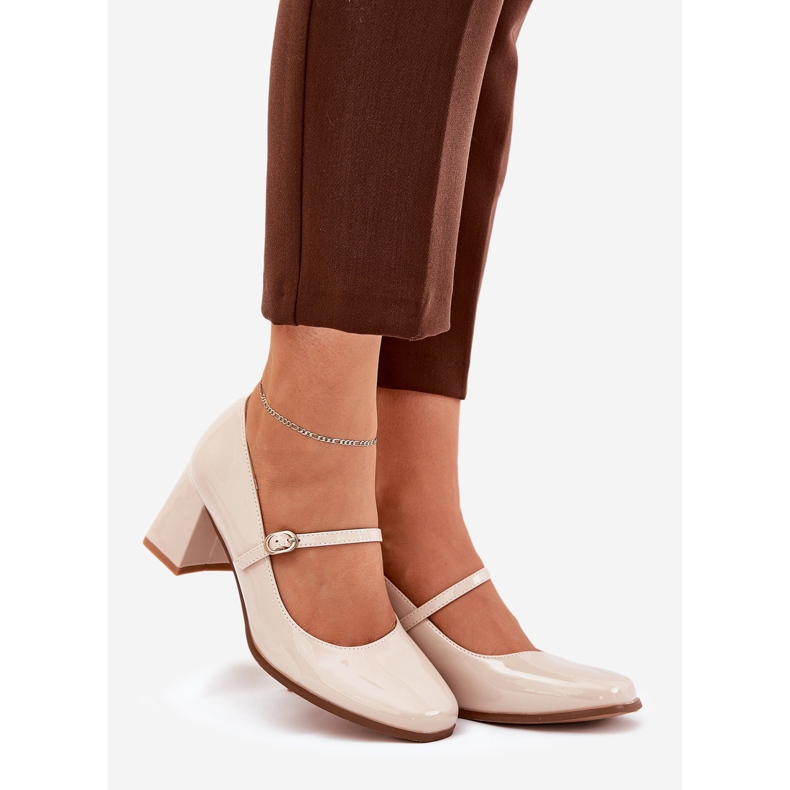 Oslikane pumpe na posta s remenom i kopčama bež 1