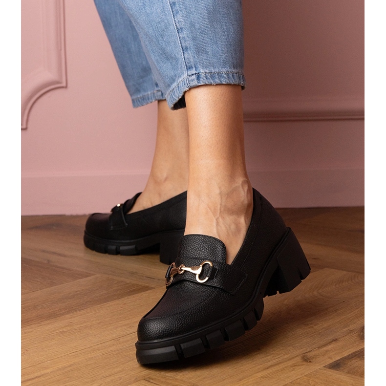 Crne cipele na niskom postolju sa zlatnim ukrasom crna 1