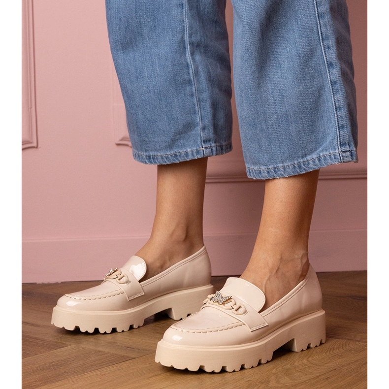 Bež lakirani loaferi s leptirom cirkona 1