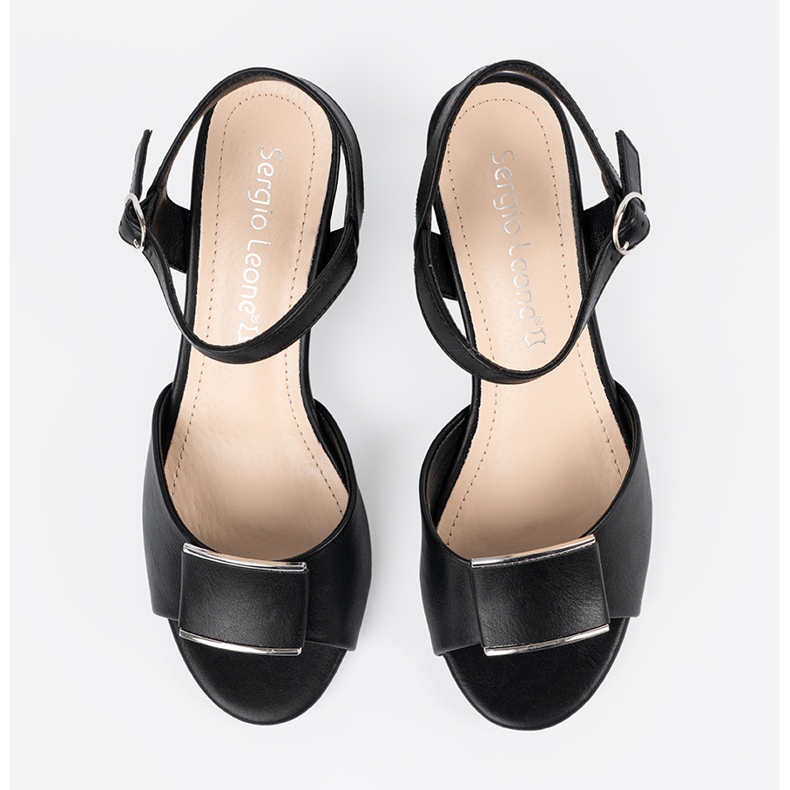 Sergio Leone Sandale na stupu žena s crnom petom na otvorenom 2