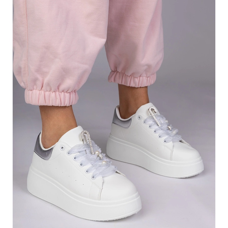 Bijele tenisice sa srebrnim umetom i igle s cirkonima bijela 1