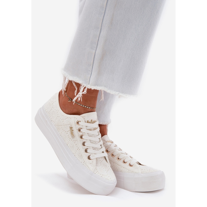 Ženske tenisice s čipkom Lee Cooper LCW-25-31-3438l White bijela 1