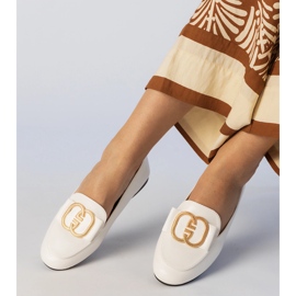 White Women Loafers sa zlatnim ukrasom bijela 1
