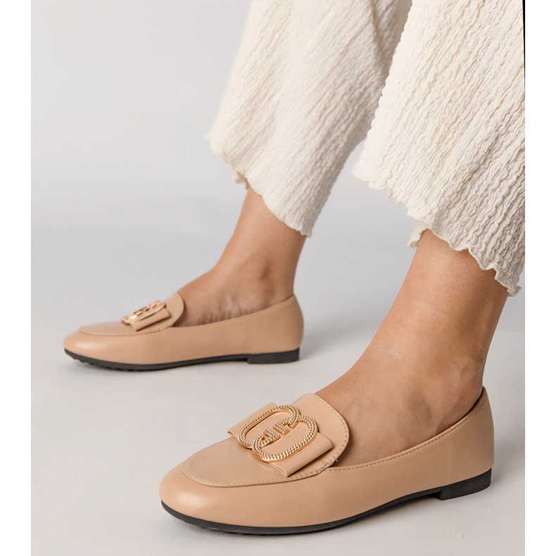 Kremaste ženske natikače sa zlatnim ukrasom 1