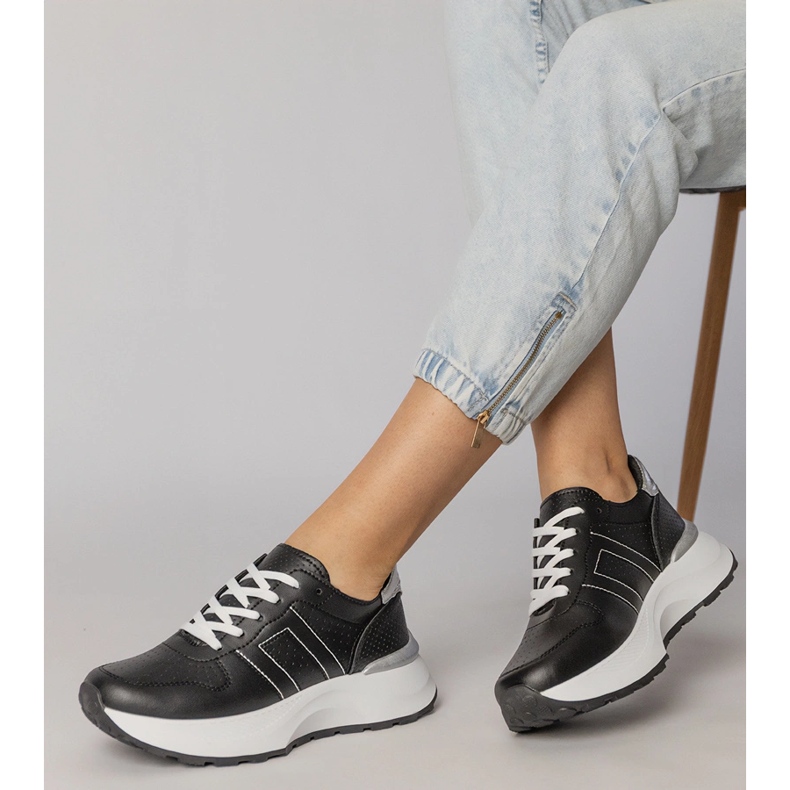 Crne sportske tenisice sa srebrnim umetkom crna 2