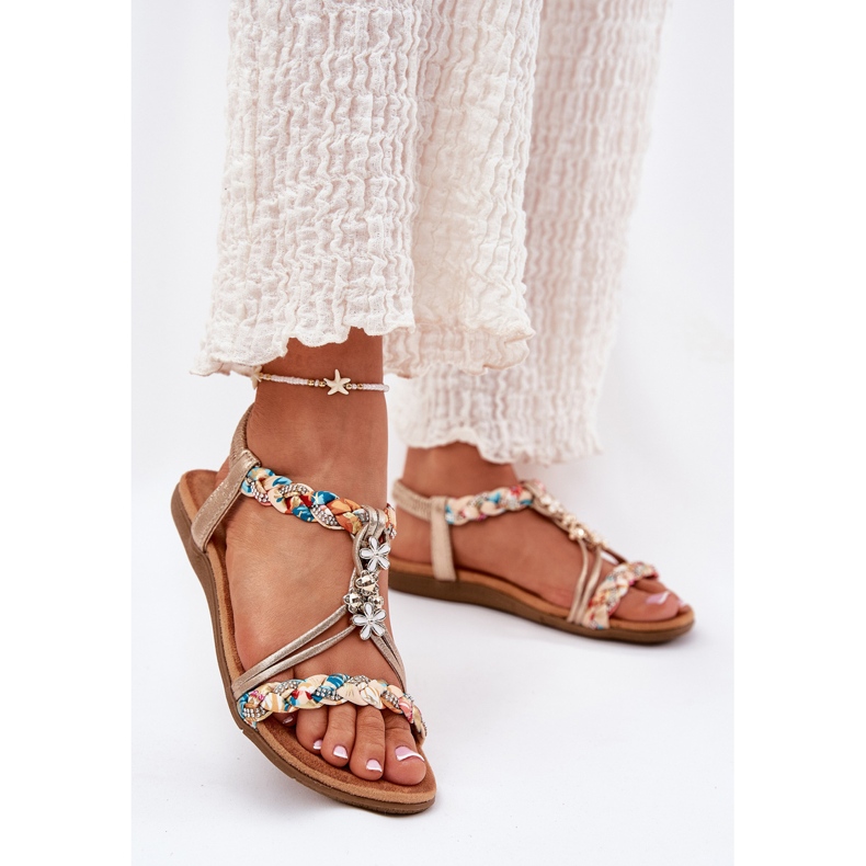 Ravne ženske sandale s pletenim prugama i pinove Artiker 54C1323 PLN zlatni 2