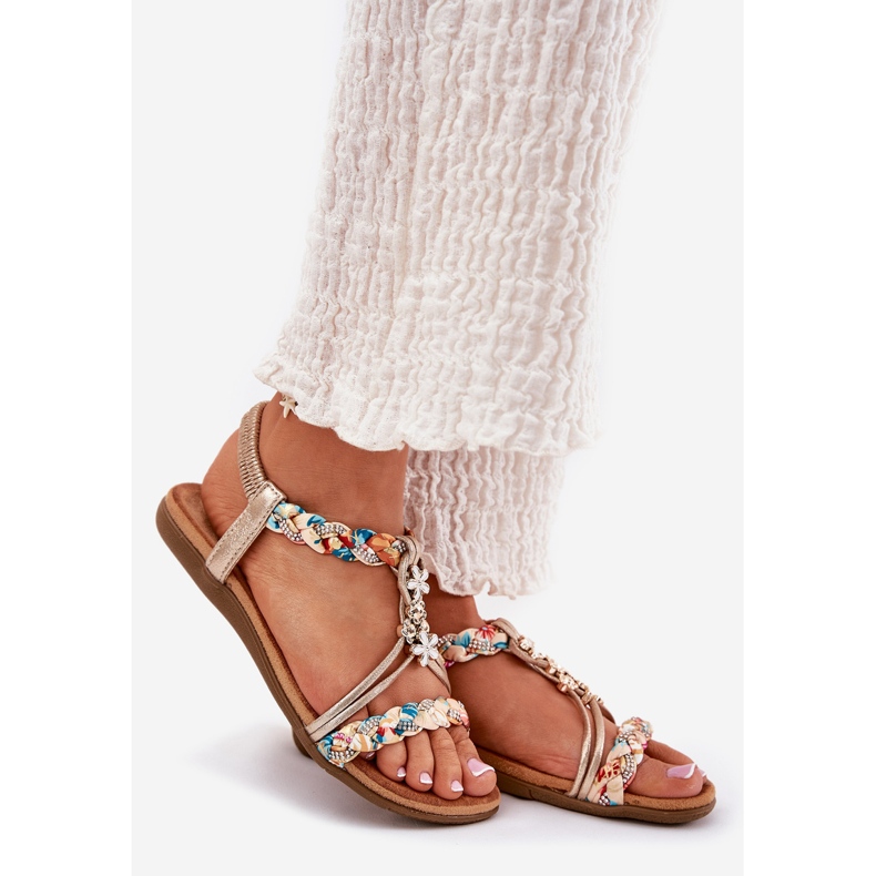 Ravne ženske sandale s pletenim prugama i pinove Artiker 54C1323 PLN zlatna 1