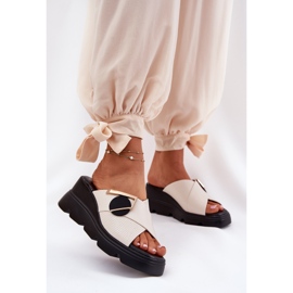 ARTIKER Elegantni kožni ženski klinovi s drevnim ukrasom Artker 56C1585 bež 2